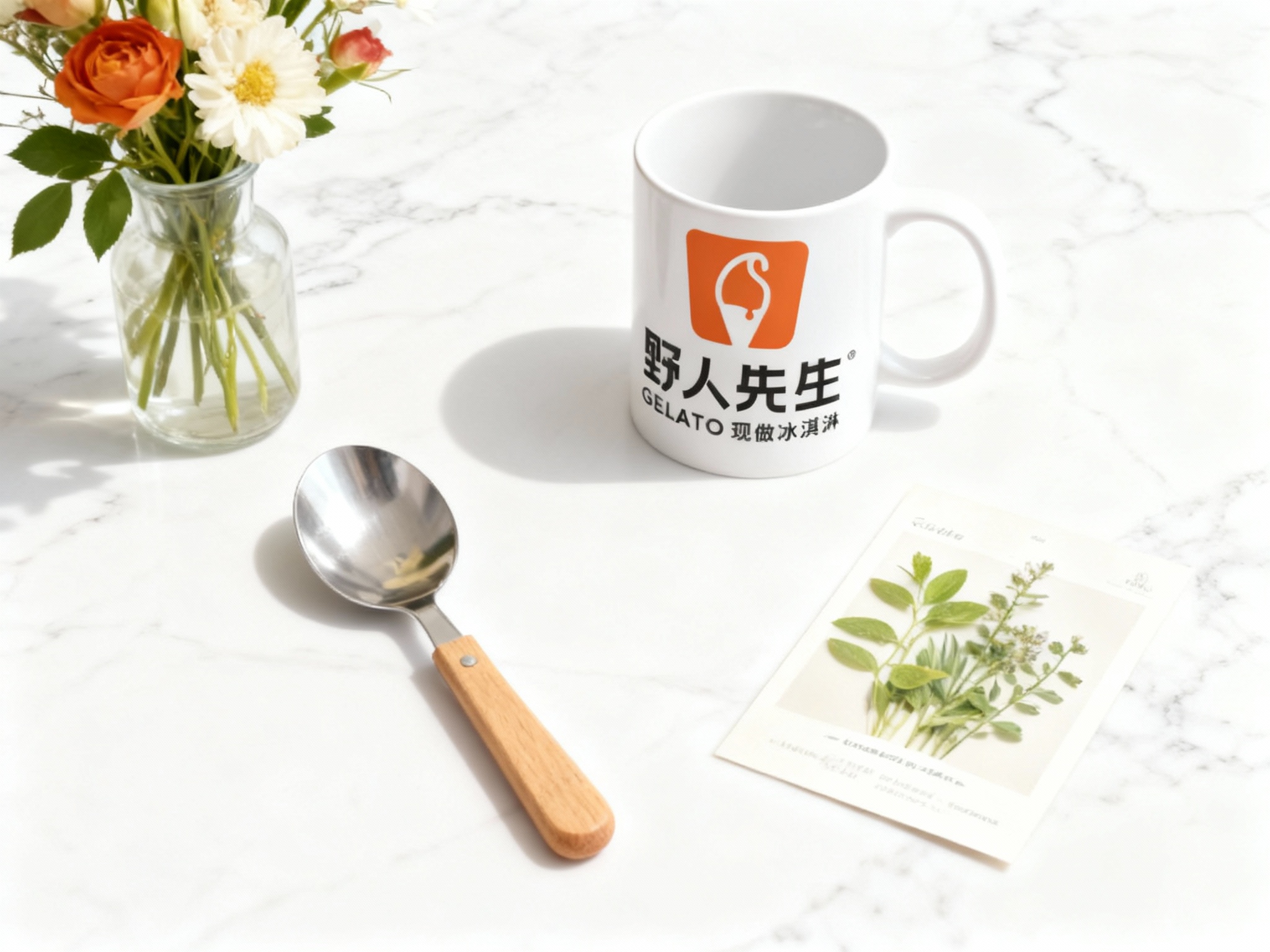 生成精致的冰淇淋周边组合图。画面包含木质手柄的冰淇淋勺、印有（智能提取参考图中的LOGO主体并去除原背景）的马克杯、以及植物种子卡片。背景是干净的白色大理石台面，搭配一瓶插花。光线明亮均匀，色彩饱和度低，对比度适中，展现精致的中产生活美学。