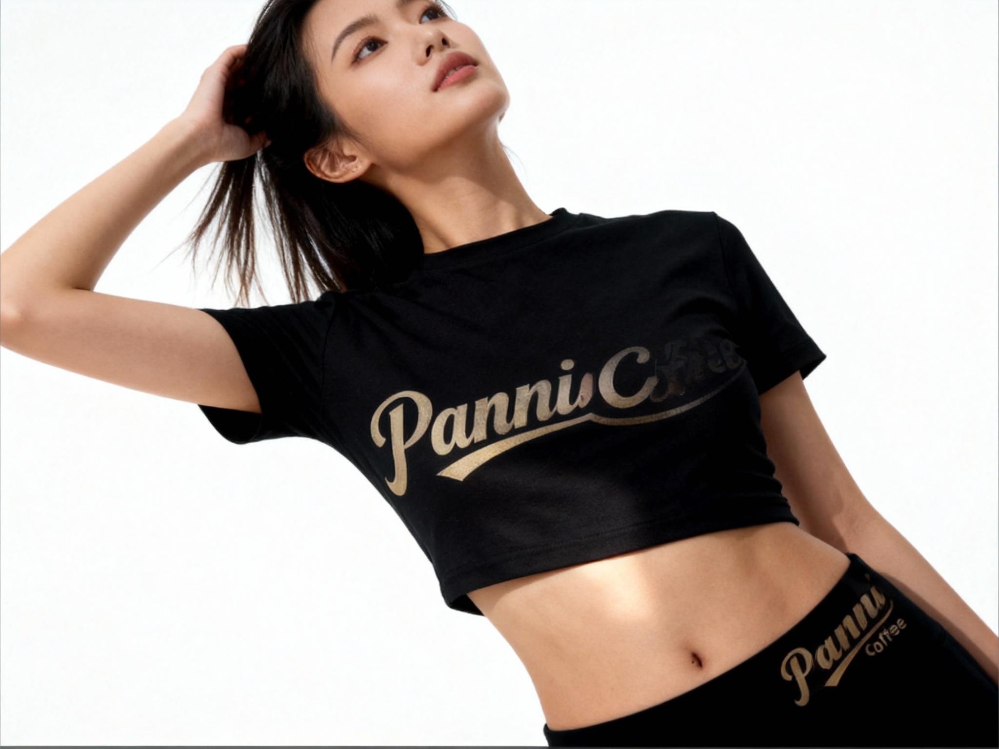提取参考图的LOGO单独呈现，改为浅金色，25岁亚洲女性模特，穿黑色高腰T恤，浅金色LOGO印制于腰侧上方位置，采用渐变胶浆工艺（渐变范围控制在同色系内），色彩自然过渡，仰拍视角，模特抬手整理头发，T恤腰部贴合身形，侧光勾勒腰部线条与LOGO轮廓，背景为极简白色，视觉焦点明确