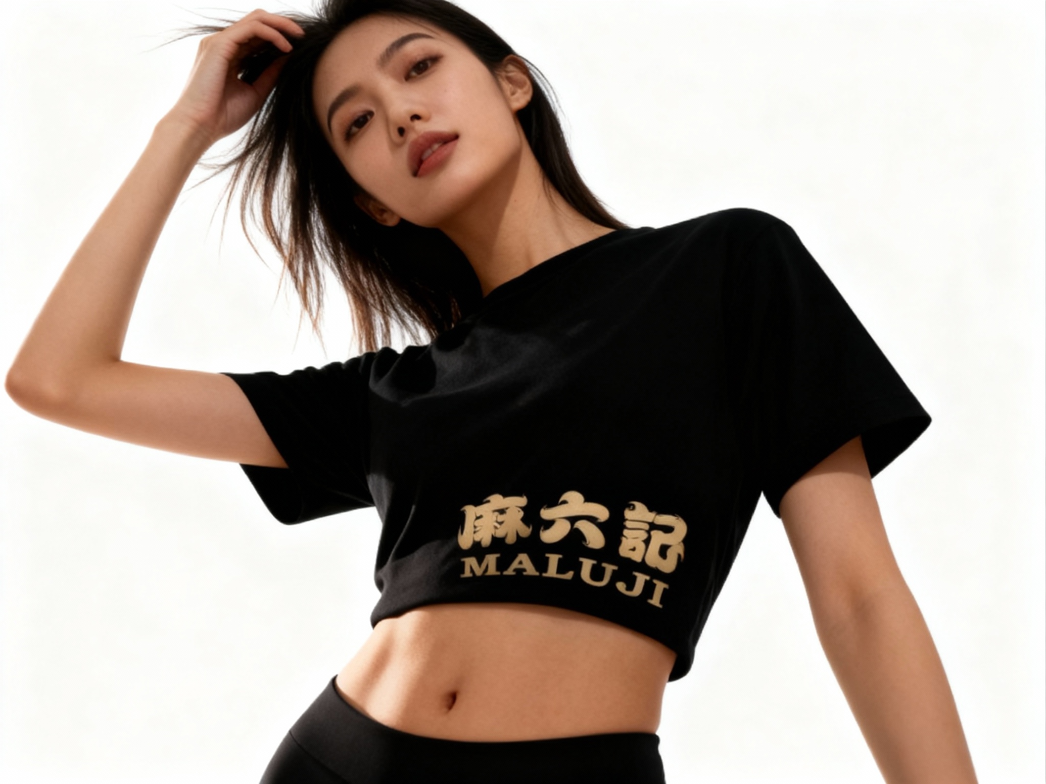 提取参考图的LOGO单独呈现，改为浅金色，25岁亚洲女性模特，穿黑色高腰T恤，浅金色LOGO印制于腰侧上方位置，采用渐变胶浆工艺（渐变范围控制在同色系内），色彩自然过渡，仰拍视角，模特抬手整理头发，T恤腰部贴合身形，侧光勾勒腰部线条与LOGO轮廓，背景为极简白色，视觉焦点明确