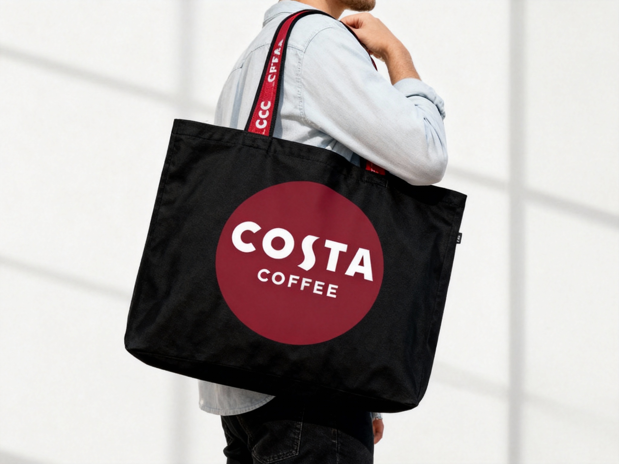  一个人背着黑色手提袋，品牌色肩带点缀（将参考图中的LOGO保持一致性不要变形）在手提袋上清晰可见，营造时尚、有品牌标识性的氛围，可展示潮流品牌的手提袋设计及实际使用效果 。