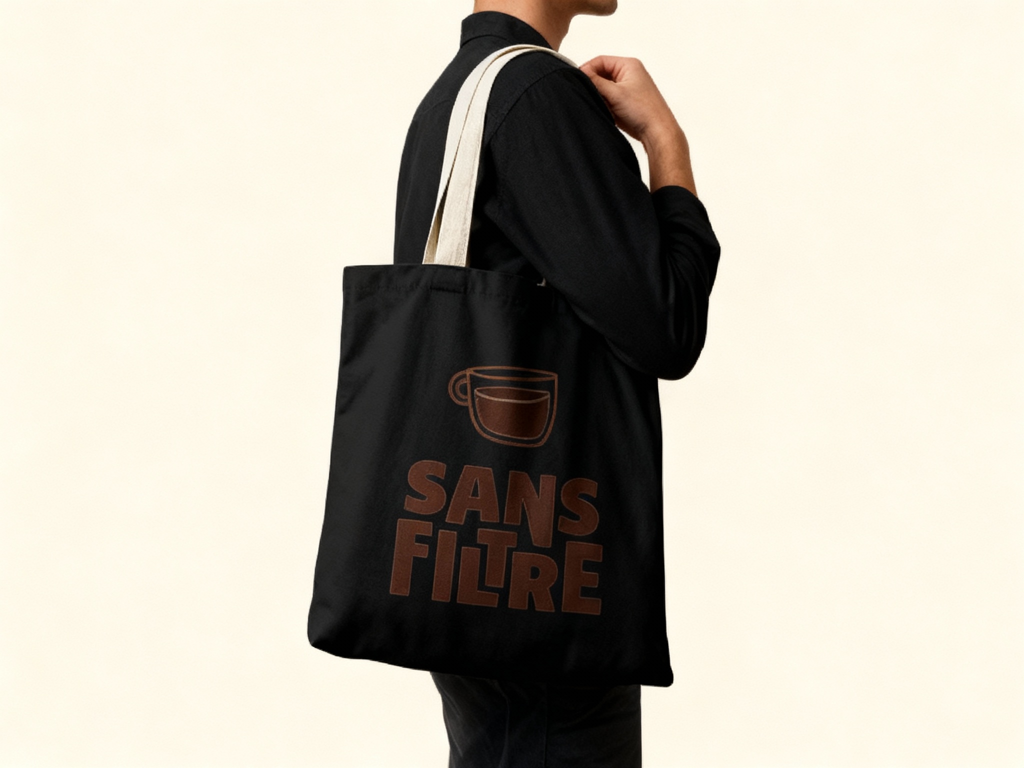 一个人背着黑色手提袋，品牌色肩带点缀（将参考图中的LOGO保持一致性不要变形）在手提袋上清晰可见，营造时尚、有品牌标识性的氛围，可展示潮流品牌的手提袋设计及实际使用效果，手提袋为黑色帆布材质，LOGO印于正面，肩带为米白色，与整体设计形成对比。