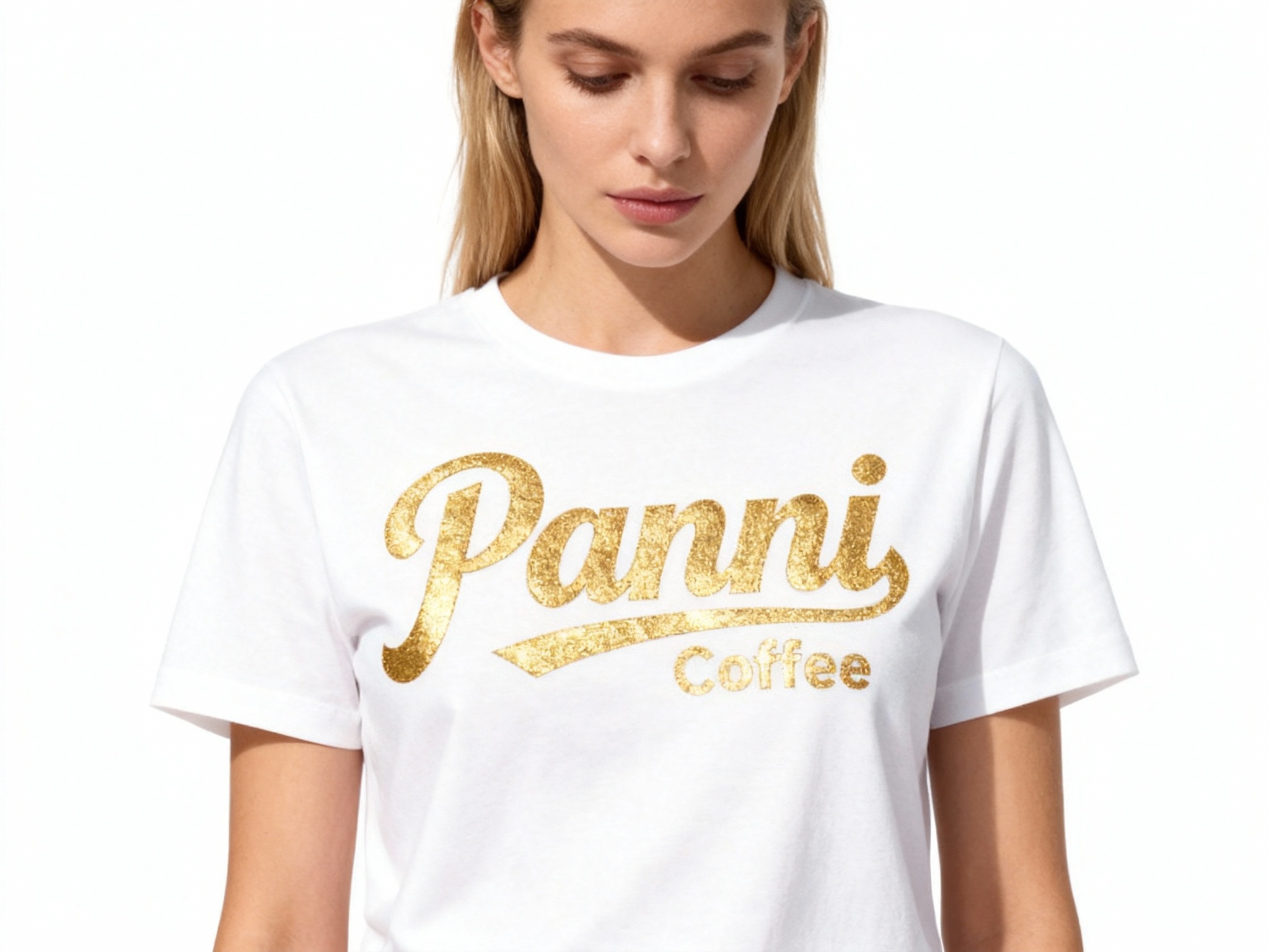 提取参考图的LOGO单独呈现，改为金色，25岁欧洲女性模特，穿纯白重磅T恤，金色LOGO采用烫金工艺印制，金属光泽细腻不浮夸，正面柔光拍摄，光线均匀照亮T恤表面，凸显LOGO与面料的质感对比，模特自然垂眸，背景为纯净白色，画面简洁高级，符合奢侈品广告调性