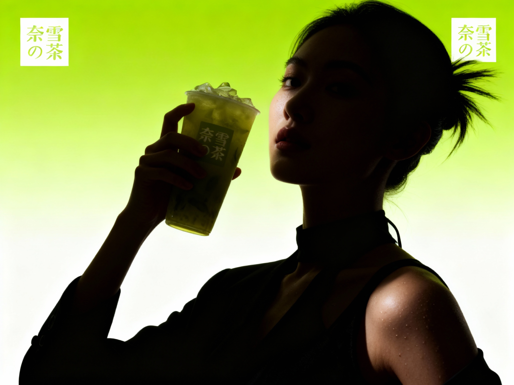 设计品牌海报，时尚剪影摄影风格,时尚大片,一个女生模特,穿着时尚黑色服装手拿带有（将参考图中的LOGO）的冰镇绿茶，（将参考图中的LOGO）位于左上角或右上角（根据实际情况设置），清晰的毛孔,肌肤真实细节,产品剪影,品牌色向白色渐变背景,特写镜头,平视视角,高清分辨率,高细节
