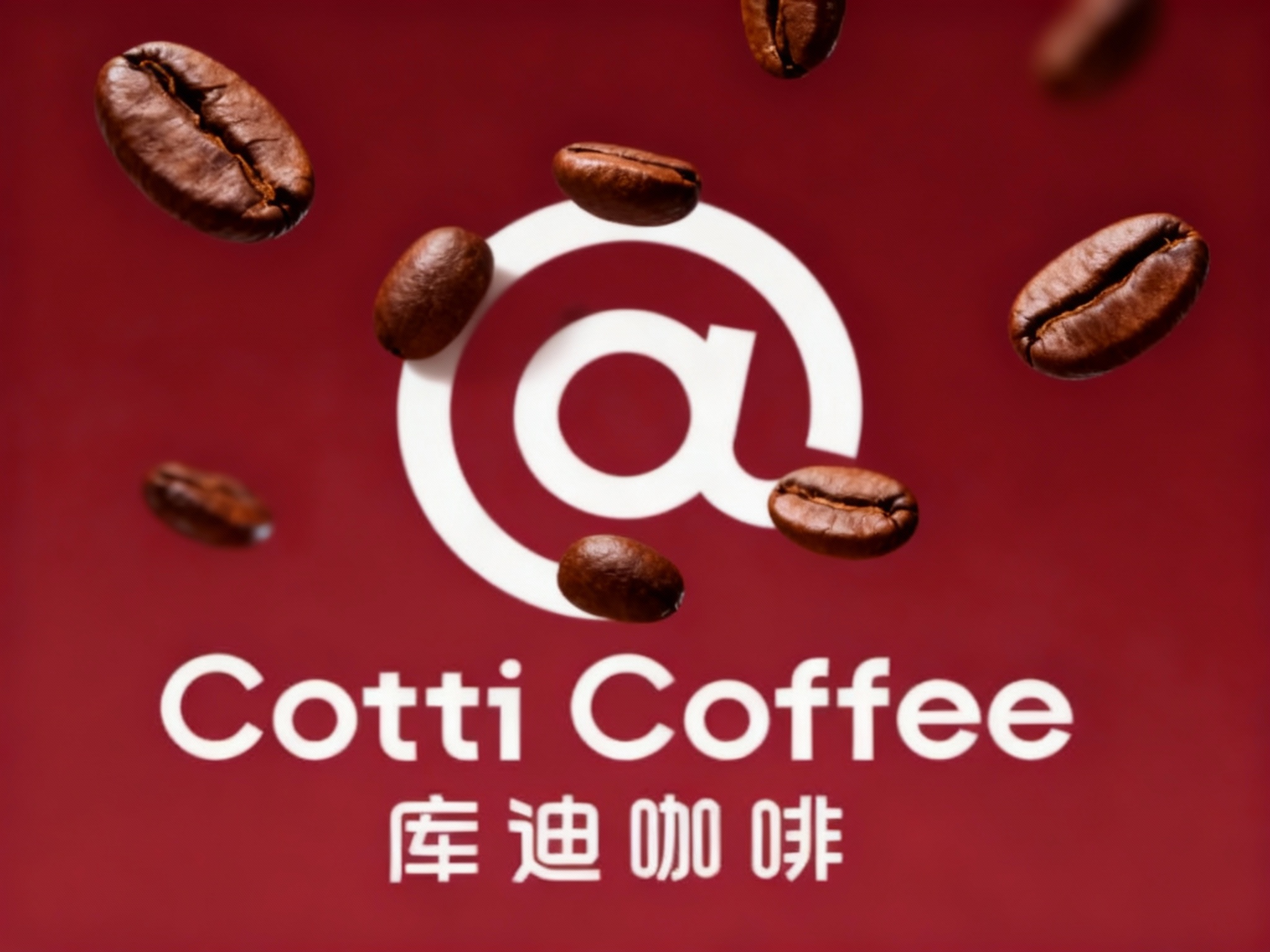 东方美学写实封面大片，几粒非常精致的咖啡豆漂在空中品牌色背景。整个画面呈现仰拍的摄影视角，将咖啡豆线（将参考图中的LOGO）形状完美呈现，仿佛在讲述一个关于时尚与独立的故事，背景为库迪红，突出品牌的高端与艺术感。