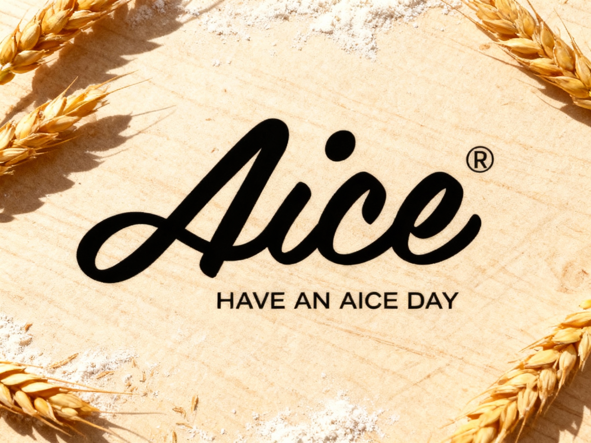 根据（智能提取参考图中的LOGO主体并去除原背景），生成纯色背景的平面LOGO展示。背景为洒有少量细腻面粉的米色原木板，或者带有麦麸纹理的艺术纸。画面边缘有几根金黄的麦穗投影。LOGO呈现极简的深焦糖色或哑光黑色，质感清晰，传递天然食材与手作的品牌理念。